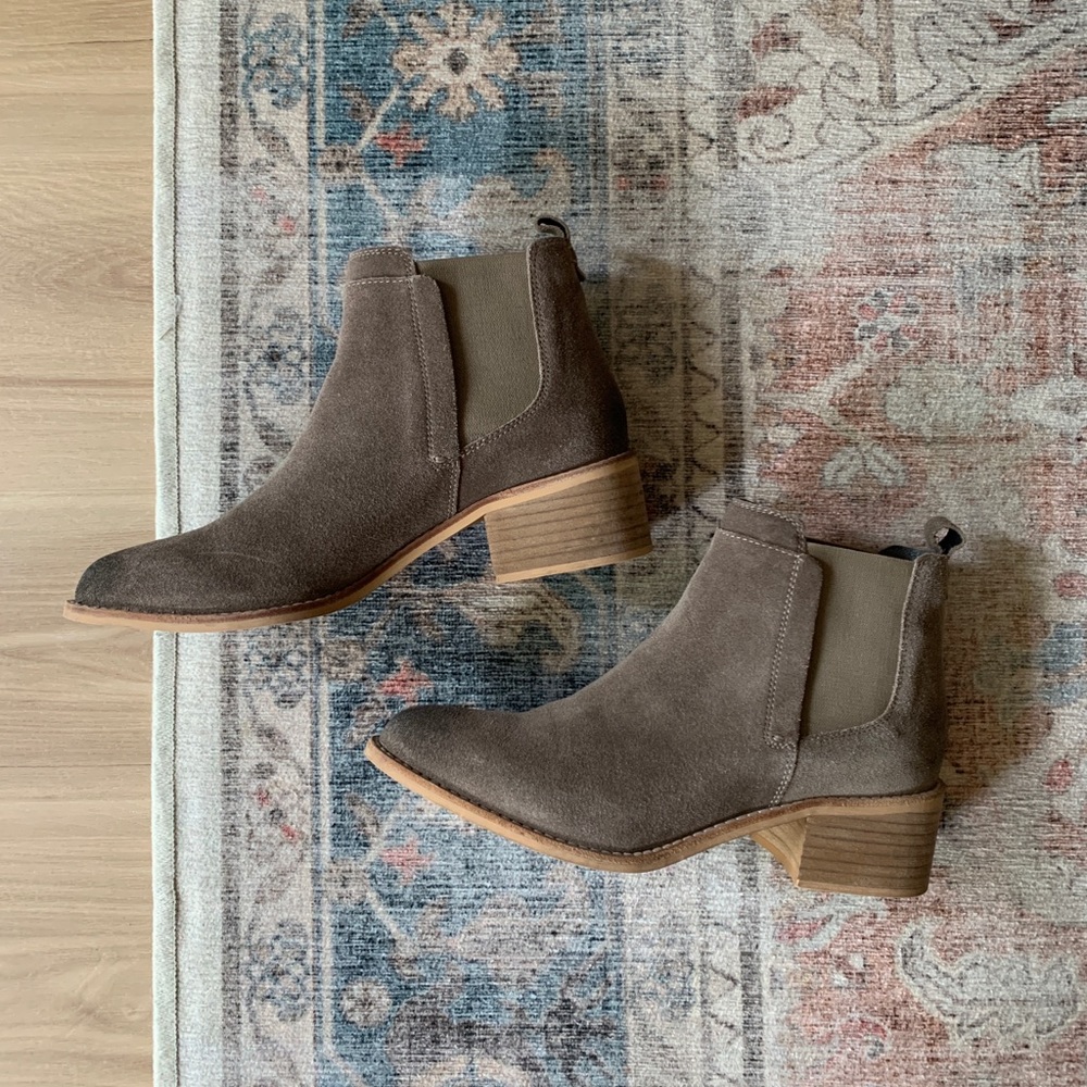 EUC Crevo Maeva suede Chelsea Boots